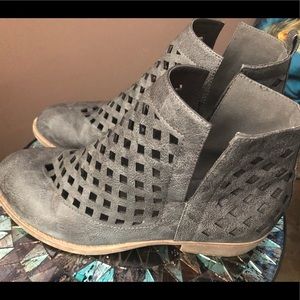 Women’s size 9 grey booties